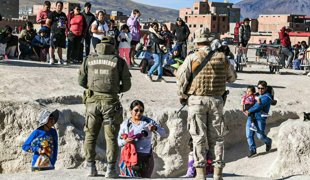 Más de 300 migrantes varados en la frontera entre Chile y Bolivia