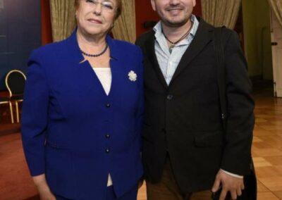 Fotografía de Yesid Castaño junto a la expresidenta Michelle Bachelet, se reúnen para abordar el proyecto de ley de inmigración en 2017