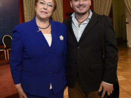 Yesid Castaño con la expresidenta Michelle Bachelet