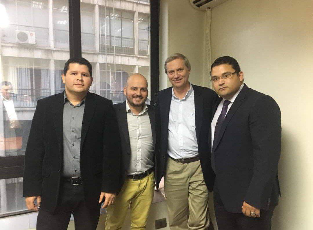 Yesid Castaño y José Antonio Kast con otros dos asistentes a una reunión de trabajo sobre política migratoria, 2018.
